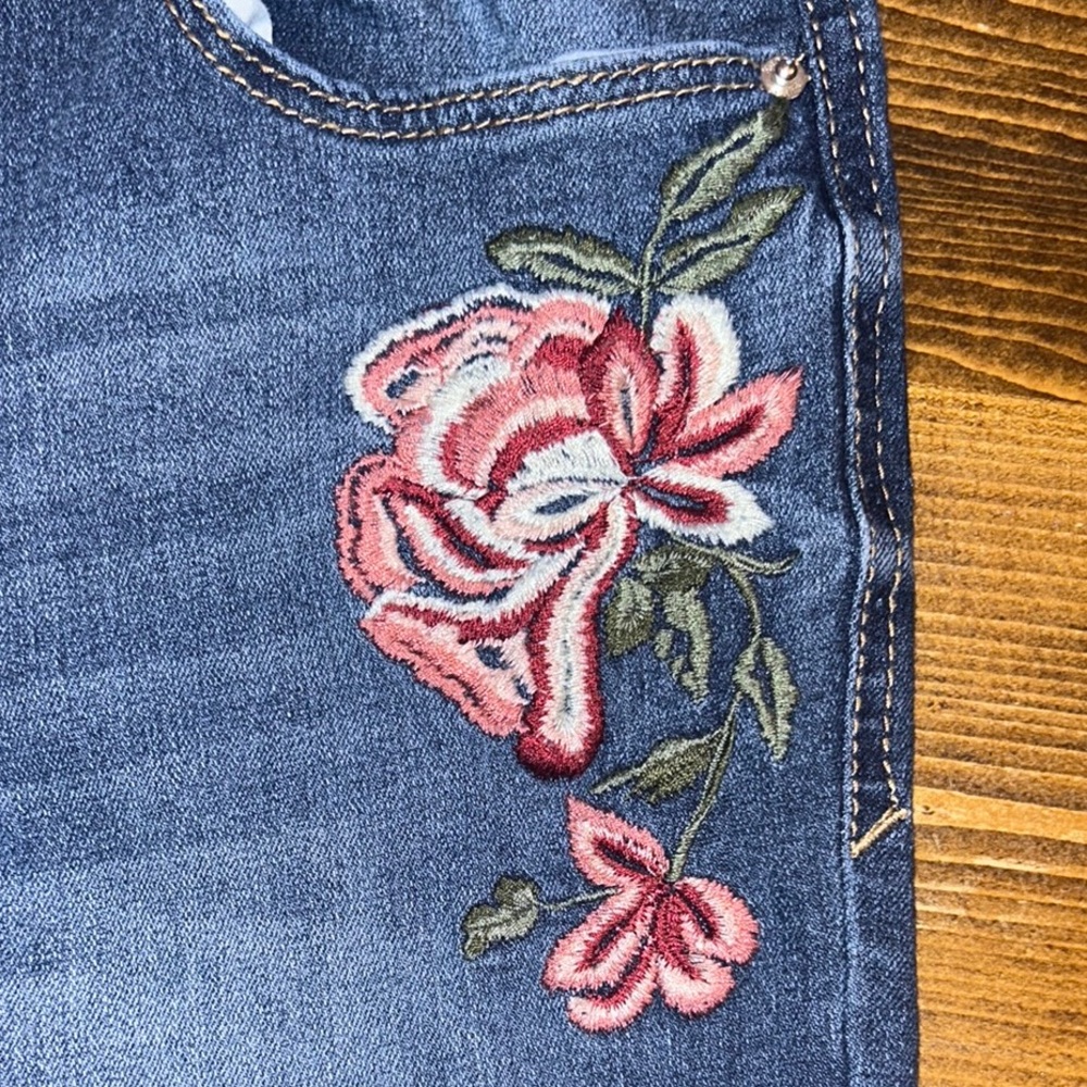 Kensie Skinny Jeans with Floral Rose Embroidery - Picture 3 of 4